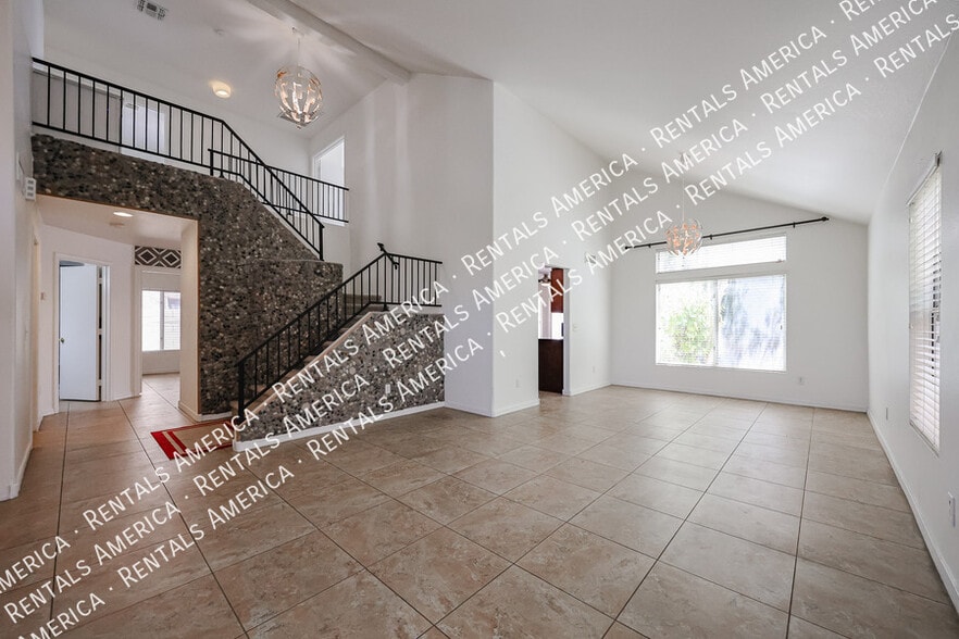 Building Photo - 820 N Granada Dr