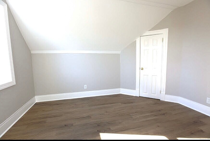 Building Photo - 31 Florence St