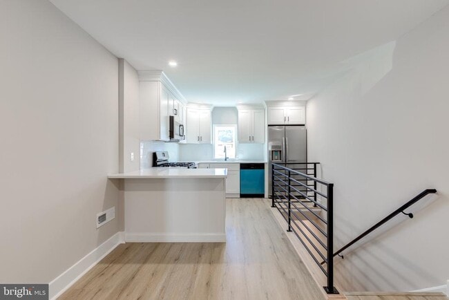 Building Photo - 369 E Hector St