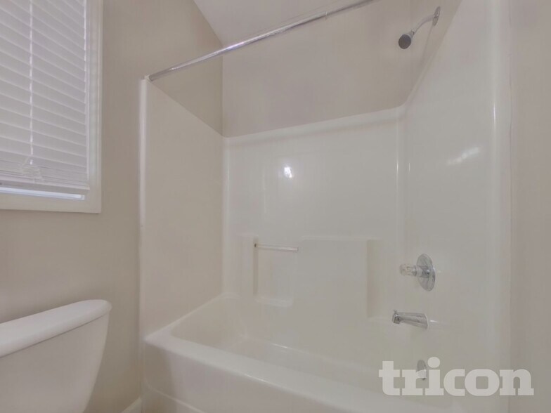 Building Photo - 1228 Saxony Dr SE