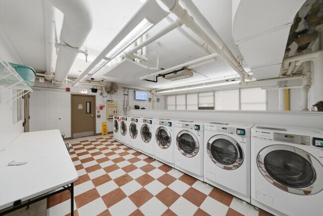 Building Photo - 6301 N Sheridan Rd