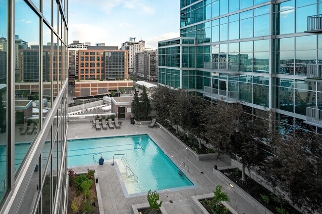 Building Photo - Glass House 1 Bed 1 Bath High Rise Condo w/ Mountain & City Views!!