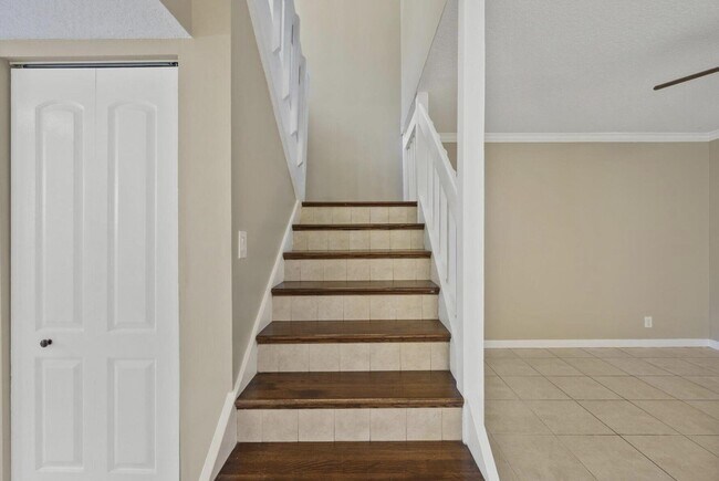 Building Photo - 402 Lakewood Ct
