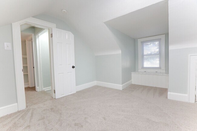 Building Photo - Charming Bungalow