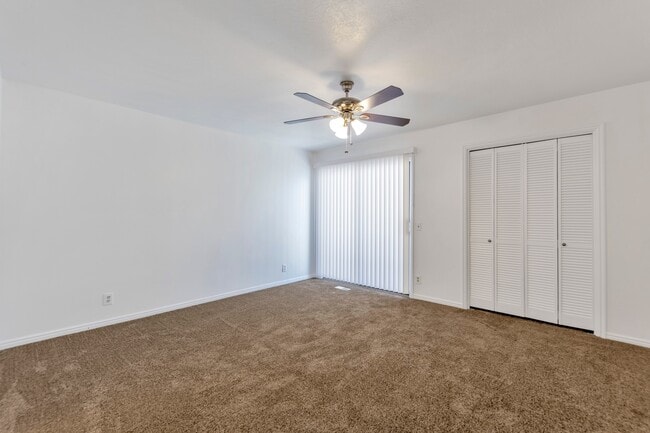 Building Photo - Enormous 4 Bed / 3 Bath Pet Friendly Home ...