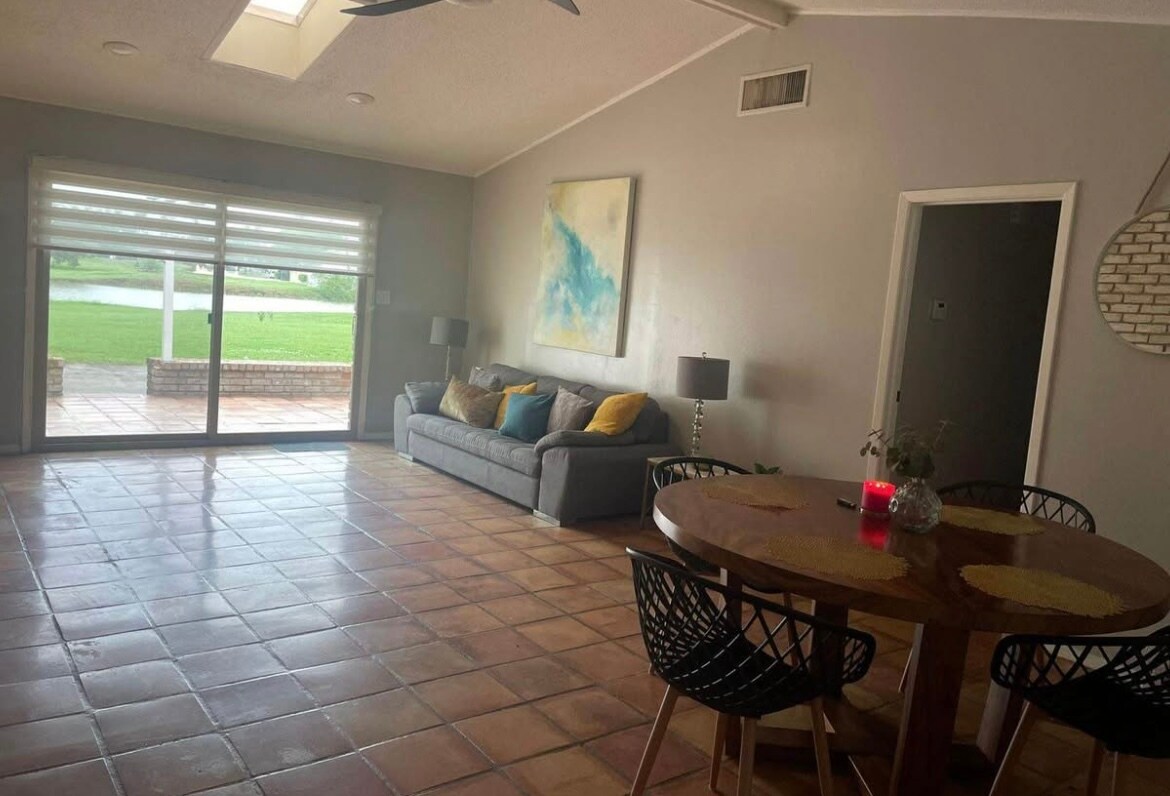 Building Photo - 712 Continental Dr