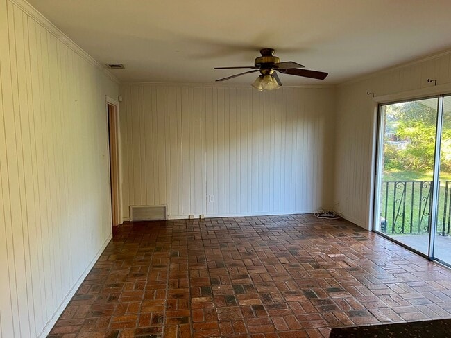 Building Photo - Brick home 3 bed and 2 bath