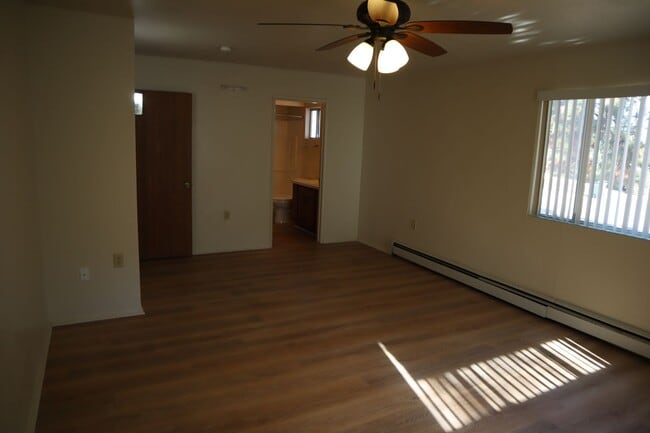 Building Photo - Livable, Lovable, & Avaiable!