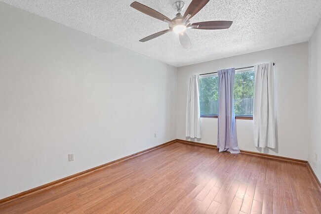 Building Photo - 709 Show Low Ct