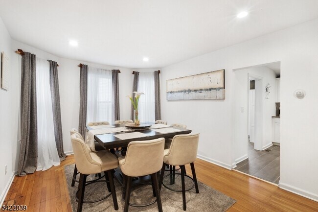 Building Photo - 60 Searing St