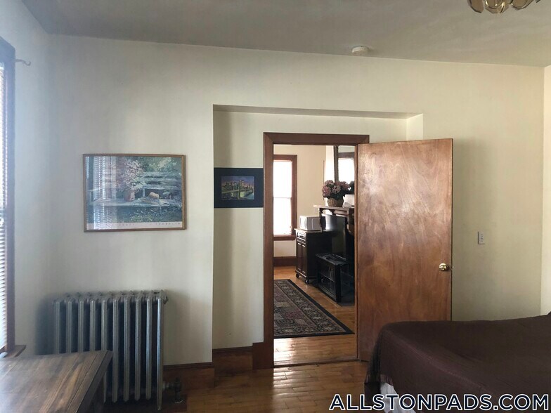 Building Photo - 36 Linden St