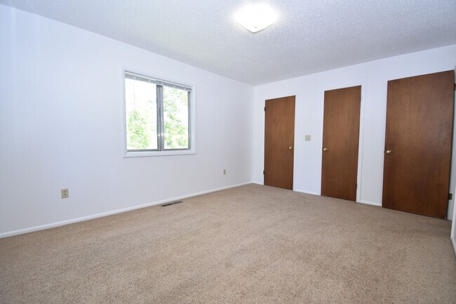 Building Photo - Spacious and charming! Conveniently located top floor 2 bedroom apartment.