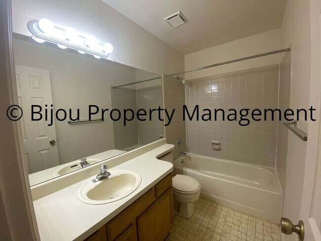 Building Photo - Gold Hill Townhome