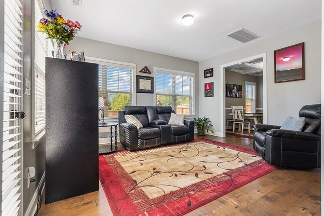 Building Photo - 501 Daylily Ct