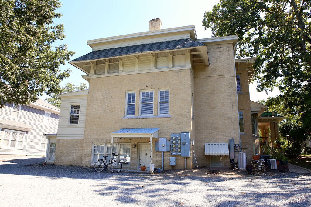 Building Photo - 817 N Elm St