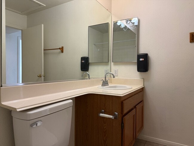Building Photo - 3bd/2bath 1-story home!