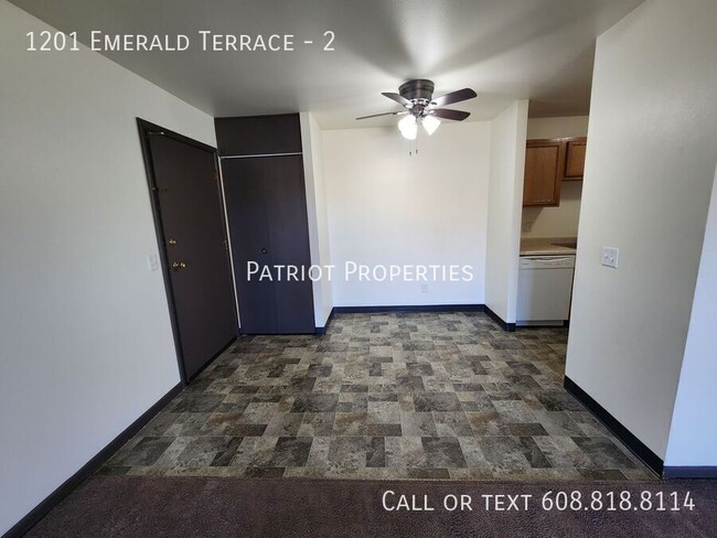 Building Photo - 1 bedroom/ 1 bath apartment in Sun Prairie...