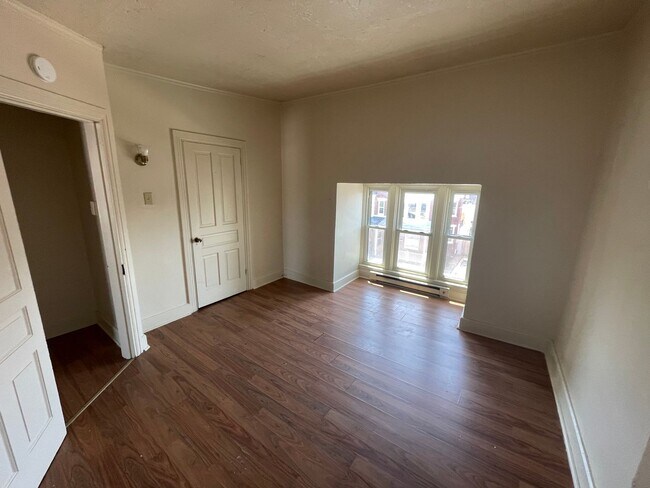 Building Photo - Large Five Bedroom 1.5 Bathroom In York!