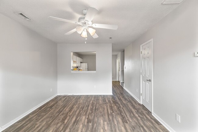 Building Photo - 2 Bed 2.5 Bath Townhome