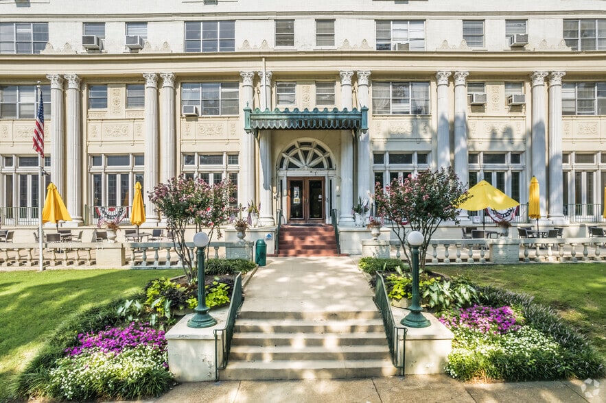 Primary Photo - Parkview Apartments