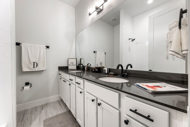 Building Photo - 5725 White Magnolia St.