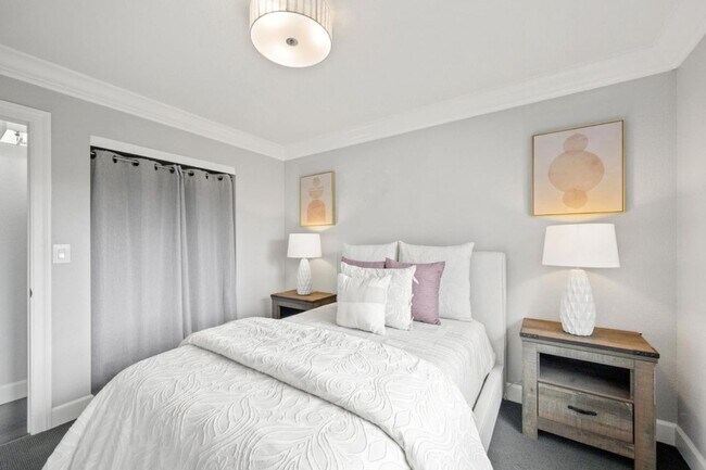 Building Photo - Immaculate 3 Bedroom 2.5 Bath Condominium ...