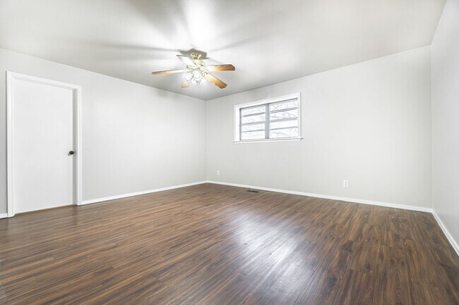 Building Photo - Beautiful home in an established neighborhood with a new roof is waiting for you!