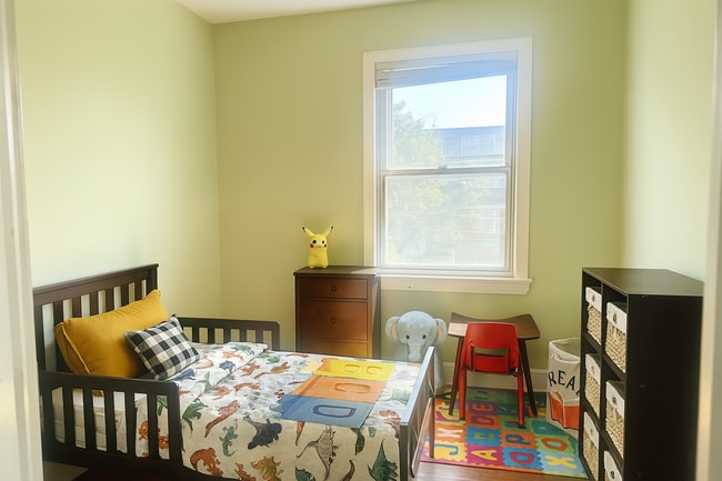 Building Photo - 3 Bedrooms 1.5 Bathrooms Recently Renovated
