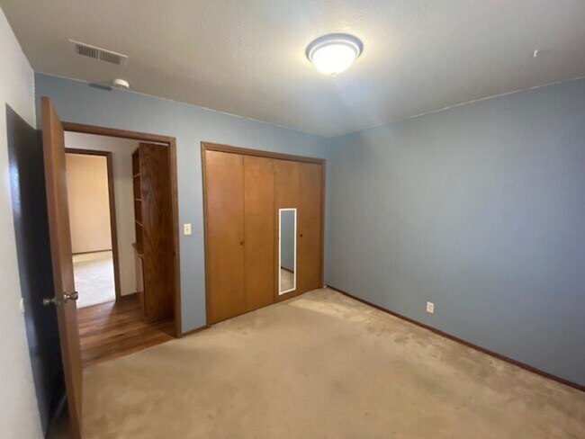 Building Photo - Excellent eastside location, 3/2, fenced yard, 2 car garage