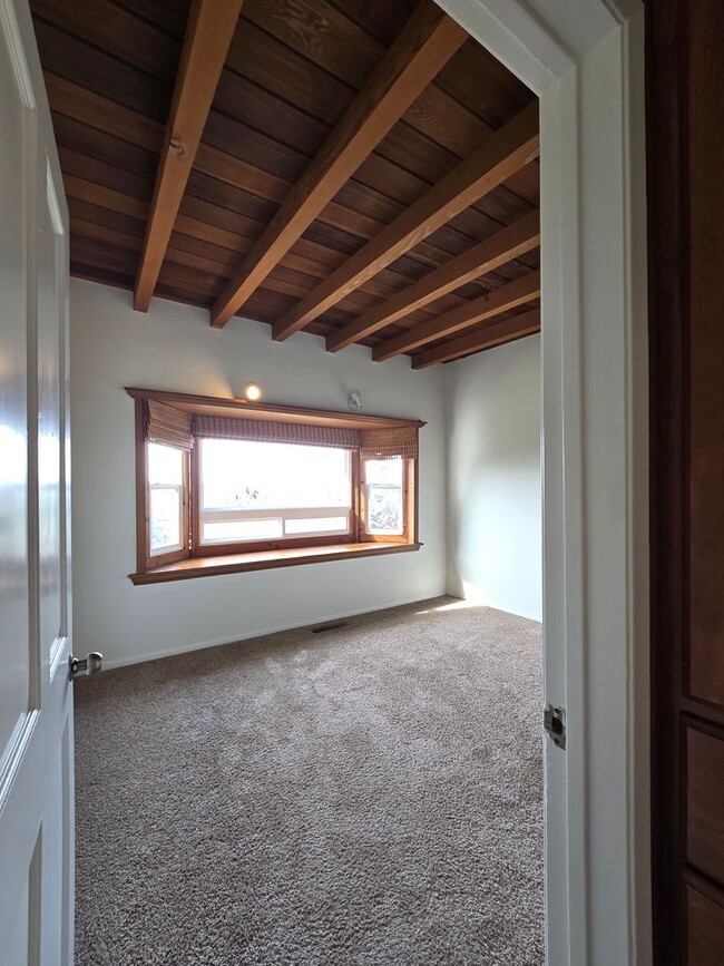 Building Photo - 3-Bedroom Home with Indoor Laundry and Ocean View