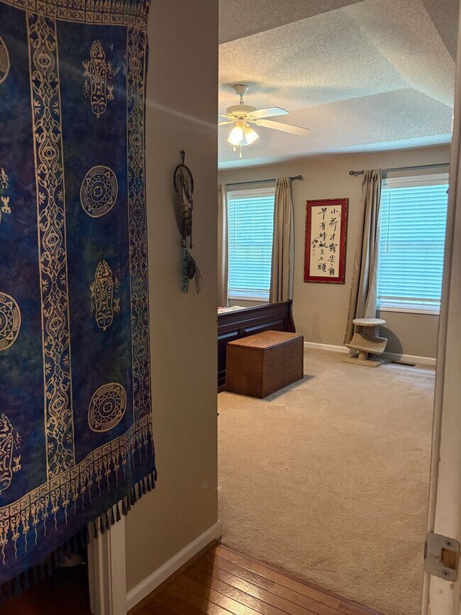 Building Photo - Large, private home in Rivercliff