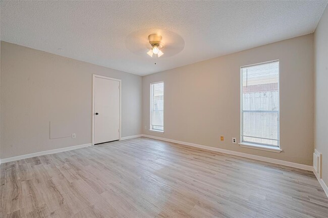 Building Photo - 6822 Stonewater