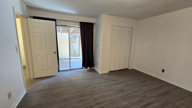 Building Photo - 2 Bed, 1.5 Bath private backyard