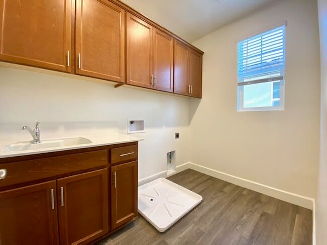 Building Photo - Brand new 4 bedroom solar home!