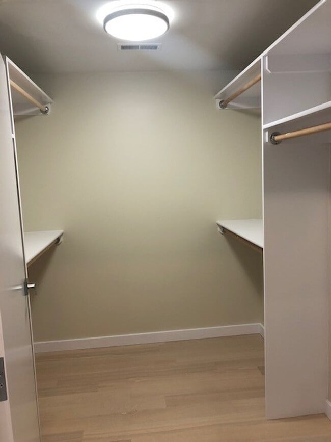 Building Photo - Beautiful Talbach House Condo!