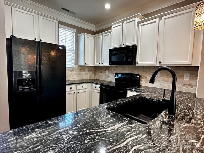 Building Photo - 15808 Sharon Dale Dr