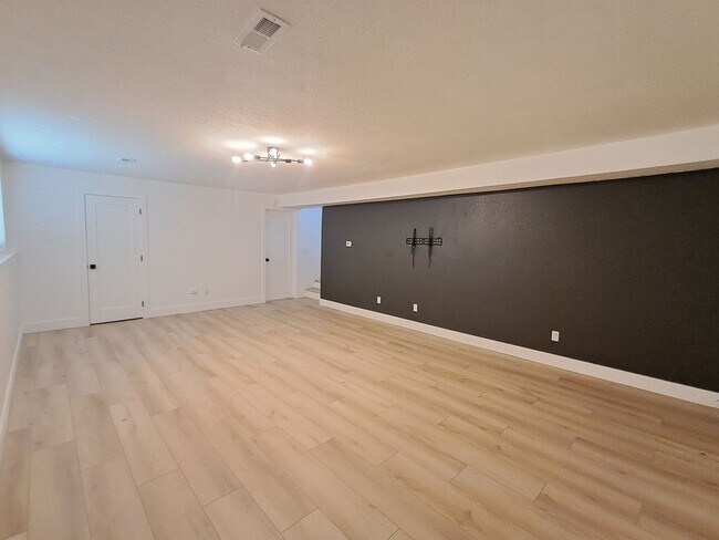 Building Photo - $3,200 -5 Bed / 3 Bath- Home with Fully Fe...