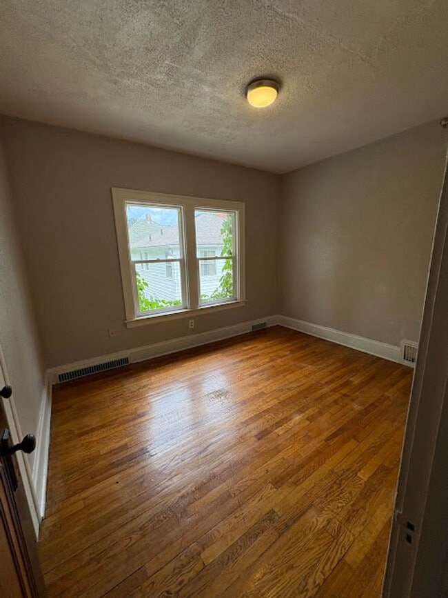 Building Photo - 3 Bedroom, 1 Bathroom Apartment Rent Ready!