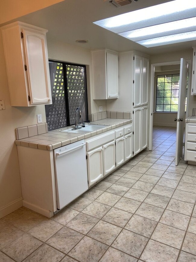Building Photo - Willow Creek 3 Bdrm, 2 bath one story home