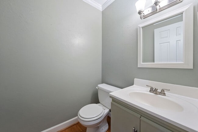 Building Photo - Beautiful 3 BR in Chapel Hill - Two Weeks Free Rent!