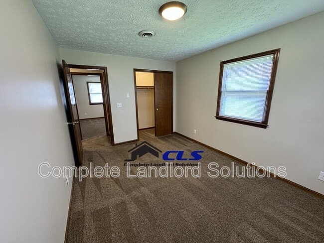 Building Photo - 1795 E Southern Manor Dr