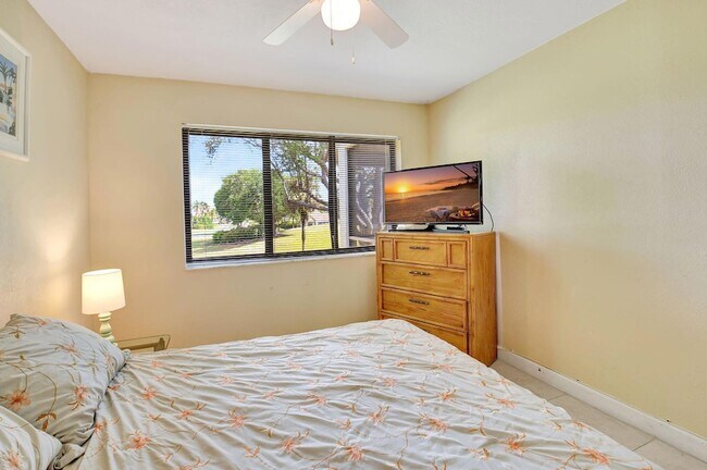 Building Photo - 5715 Fairway Park Dr