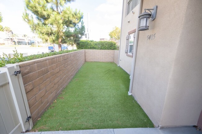 Building Photo - Amazing 3 Bedroom Condo available now! Totally loaded unit, schedule a tour today!