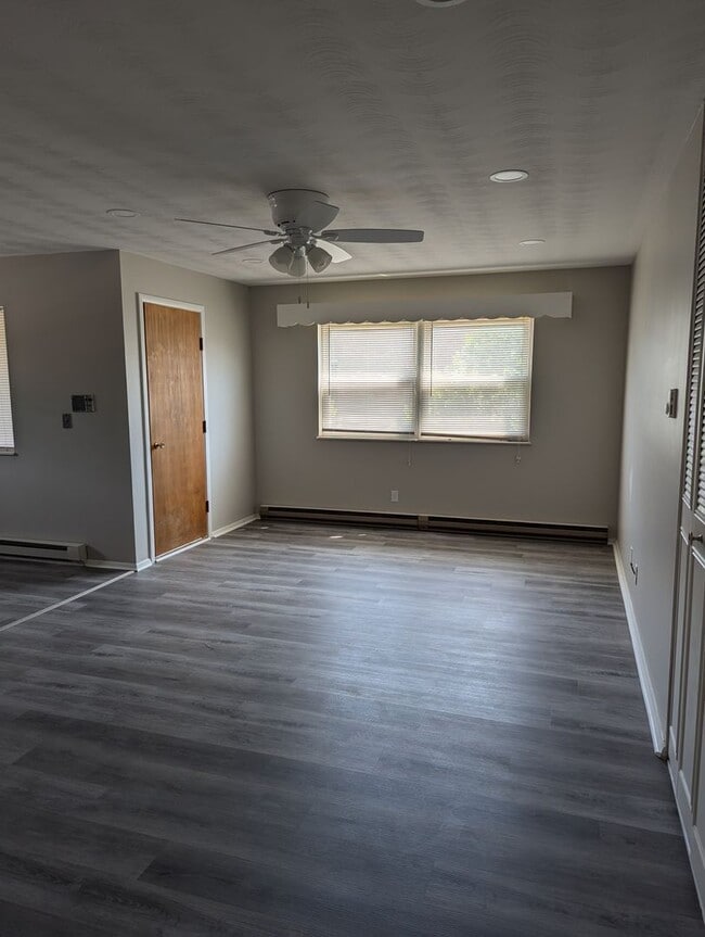 Building Photo - One bedroom upstairs apartment for rent