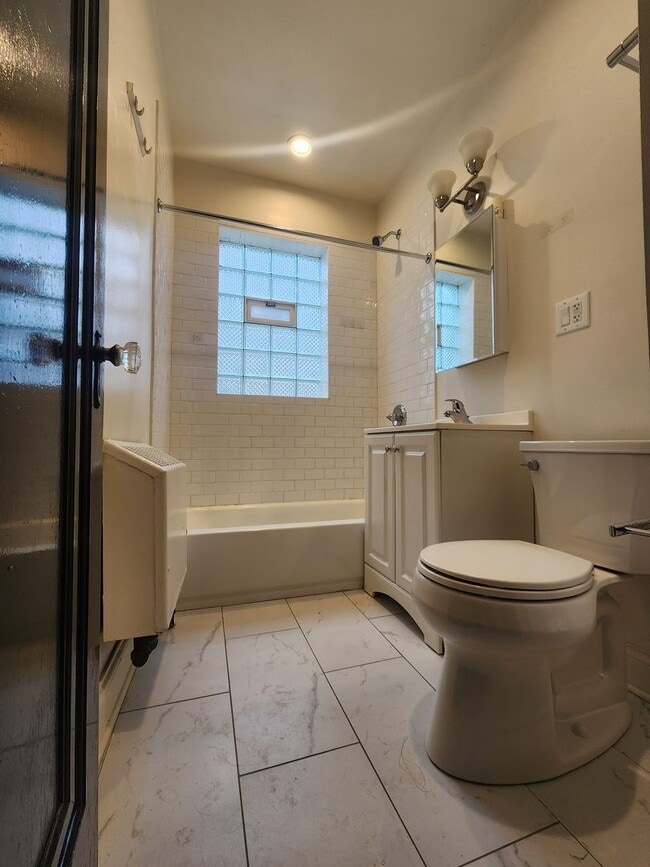 Building Photo - Spacious 2bed/1bath With Vintage Touches and Updated Kitchen