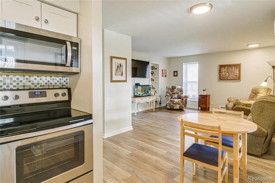 Building Photo - 7187 Silver Lake Rd