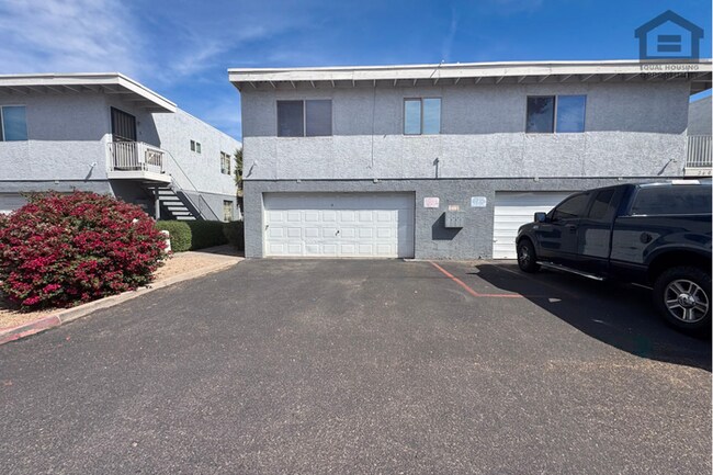Building Photo - 2Bed/1.5Bath Ground Floor Townhouse at Glendale Ave/27th Ave! Ready for Immediate Move-In! -- GAR...
