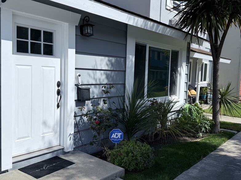 Large front window and front garden - 10152 Ascot Cir