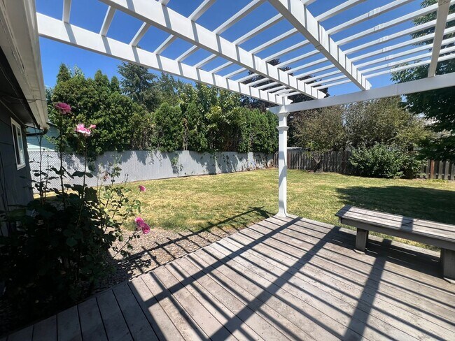 Building Photo - 3 Bedroom, 1 bath House in NW Corvallis of off Circle Blvd