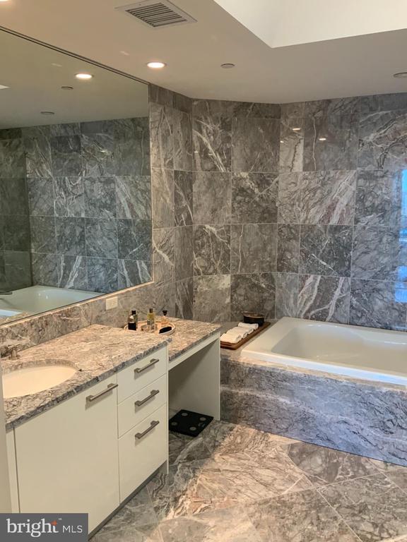 Building Photo - 1881 N Nash St